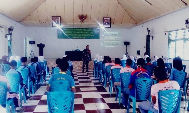 Kasdim 1503/Tual Udin Rasidi membawakan materi wawasan kebangsaan bagi siswa di Aula Kodim 1503/Tual. Foto: Fredy Jamrewav