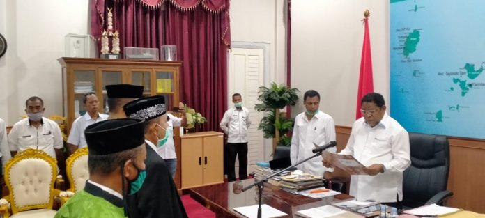 Wali Kota Tual Adam Rahayaan melantik dua pejabat dalam Jabatan Pimpinan Tinggi Pratama di ruang kerja Walikota Tual, Rabu (23/9/2020). Foto: Labes Remetwa