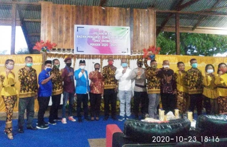 Ketua DPD KNPI Malra Goliath Jaftoran melantik Urbanus Leftungun sebagai Ketua Pemuda Ohoi Ohoinol, Kecamatan Kei Kecil Timur, Jumat (23/10/2020).
