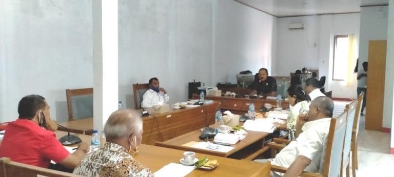 Komisi I DPRD Kabupaten Maluku Tenggara menerima audiens Marga Maturbongs Ohoi Kolser Kecamatan Kei Kecil, terkait persoalan kepala ohoi definitif di ohoi tersebut. Pertemuan digelar di ruang rapat Komisi I DPRD Malra, Senin (12/10/2020). Foto: Labes Remetwa