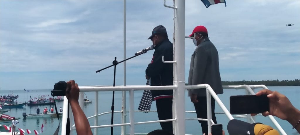 Gubernur Maluku Murad Ismail melepas peserta Kirab Merah Putih di Pelabuhan Navigasi Uf, Ohoi Uf, Kecamatan Kei Kecil Timur Selatan, Maluku Tenggara, Selasa (27/10/2020). Foto: Labes Remetwa