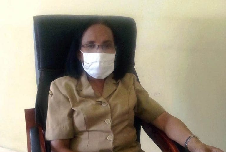 Kepala Dinas Koperasi dan UKM Sarah Far-Far diwawancarai suaradamai.com di ruang kerjanya, Senin (5/10/2020). Foto: Fredy Jamrewav