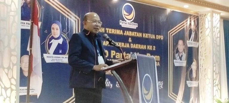 Ketua DPD NasDem Malra Periode 2020-2024 Anderias Rentanubun menyampaikan sambutan pada acara Serah Terima Jabatan Ketua DPD dan Rapat Kerja Daerah ke-2 DPD NasDem Malra yang digelar di Ballroom Aurelia Kimson Centre, Sabtu (17/10/2020). Foto: Labes Remetwa
