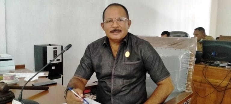 Ketua Komisi I DPRD Malra Antonius Renyaan diwawancarai suaradamai.com usai audiens dengan Marga Maturbongs dari Ohoi Kolser di ruang rapat komisi tersebut, Senin (12/10/2020). Foto: Labes Remetwa