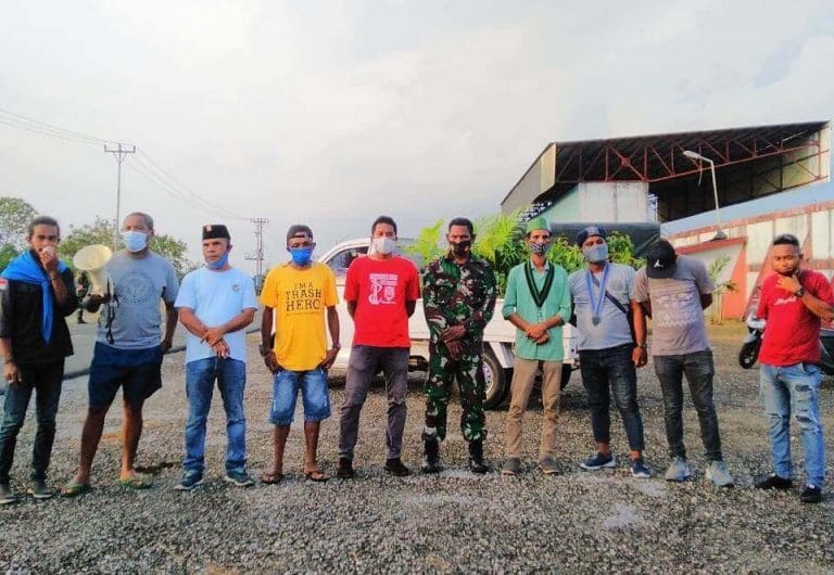 DPD KNPI Malra bersama Kodim 1503/Tual, OKP, Trash Hero Kepulauan Kei, KPA Keipala, dan petugas kebersihan Dinas Kebersihan dan Lingkungan Hidup (DLH) Malra, menggelar bakti sosial (Baksos) di seputaran Stadion Maren Langgur, Selasa (20/10/2020).