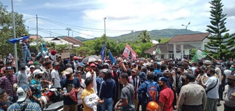 Tolak UU Omnibus Law, Mahasiswa Cipayung Lempari Anggota DPRD dengan Botol Aqua