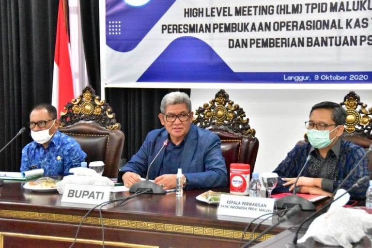 Bupati Maluku Tenggara M. Thaher Hanubun memimpin pertemuan High Level Meeting TPID Maluku Tenggara di ruang rapat Kantor Bupati Malra, Jumat (9/10/2020). Foto: Bagian Protokol dan Komunikasi Pimpinan Malra