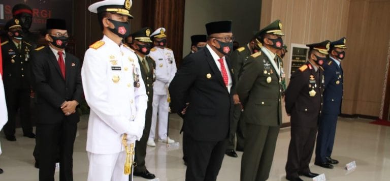 Upacara HUT TNI ke 75 diikuti secara virtual oleh Gubernur Maluku Murad Ismail dan Forum Komunikasi Pimpinan Daerah (Forkopimda) Provinsi Maluku yang dipusatkan di Markas Besar Kodam XVI/Pattimura.
