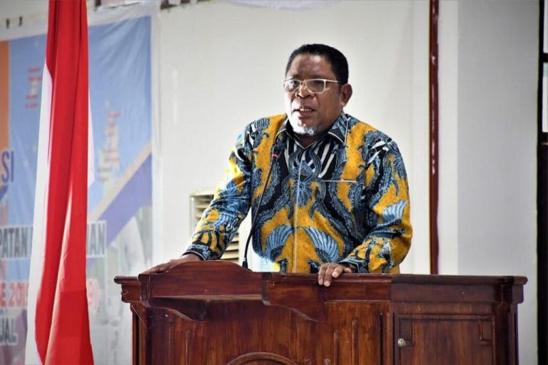 Wali Kota Tual Adam Rahayaan menyampaikan sambutan pada acara tatap muka dengan Dirjen Pembangunan Desa, Kemendes PDTT Samsul Widodo dan para penjabat dan kepala desa/dusun di Aula Kantor Walikota Tual, Jumat (23/10/2020). Foto: Bagian Protokoler dan Komunikasi Pimpinan Tual/Dewa Rahayaan