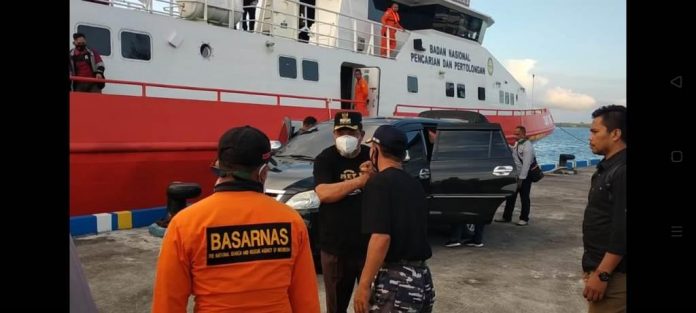 Wali Kota Tual Adam Rahayaan tiba di Pelabuhan PSDKP Tual bersiap ke Tayando, Kamis (22/10/2020). Foto: Labes Remetwa