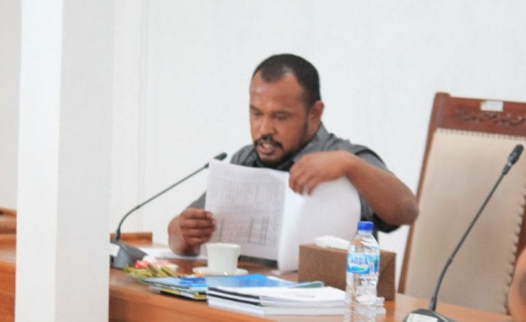 Anggota Komisi II DPRD Maluku Tenggara Ali Arsyad Ohoiulun meminta PT. PLN Cabang Tual untuk segera mengevaluasi kinerja pengelola PLMTG Dullah selaku pihak kedua. Hal ini disampaikan Ali dalam RDP Komisi II dengan PT. PLN Cabang Tual di ruang rapat komisi, Jumat (20/11/2020). Foto: Tim IT DPRD Malra