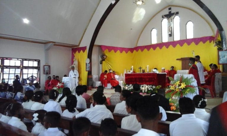 Bupati Maluku Tenggara Muhammad Thaher Hanubun mendampingi Uskup Agung Merauke yang juga adalah Administrator Keuskupan Amboina Mgr. Petrus Canisius Mandagi, MSC, ke Stasi Ohoiren, Paroki Ohoidertutu, Sabtu (14/11/2020). Foto: Fredy Jamrewav