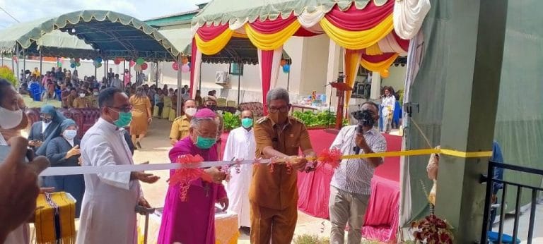 Uskup Agung Merauke Mgr. Petrus Canisius Mandagi, MSC yang juga adalah Administrator Keuskupan Amboina, dan Bupati Maluku Tenggara Muhammad Thaher Hanubun menggunting pita tanda peresmian PAUD/TK Beata Maria Serafina, Senin (16/11/2020). Foto: Labes Remetwa