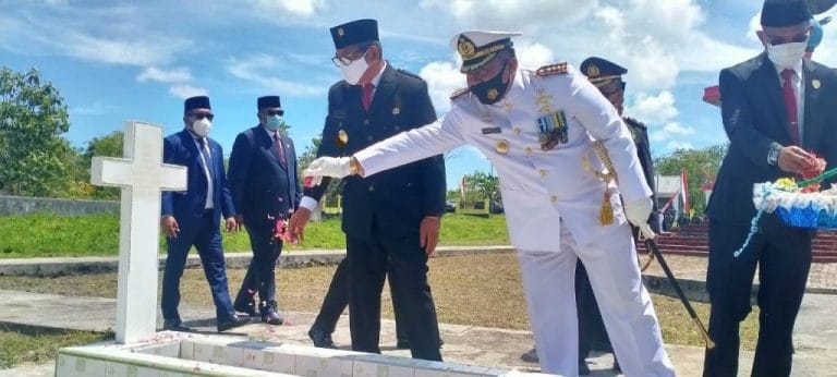 Depan kiri ke kanan: Bupati Maluku Tenggara Muhammad Thaher Hanubun, Danlanal Tual I. G. P. Wisnawa, dan Ketua DPRD Malra Minduchri Kudubun menaburkan bunga di salah satu makam di TMP Rudira Jaya, Perumnas Langgur, Selasa (10/11/2020). Foto: Labes Remetwa
