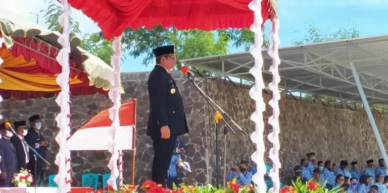 Bupati Maluku Tenggara Muhammad Thaher Hanubun memimpin upacara peringatan Hari Pahlawan ke-75 di Lapangan Upacara Kantor Bupati Malra, Selasa (10/11/2020). Foto: Labes Remetwa