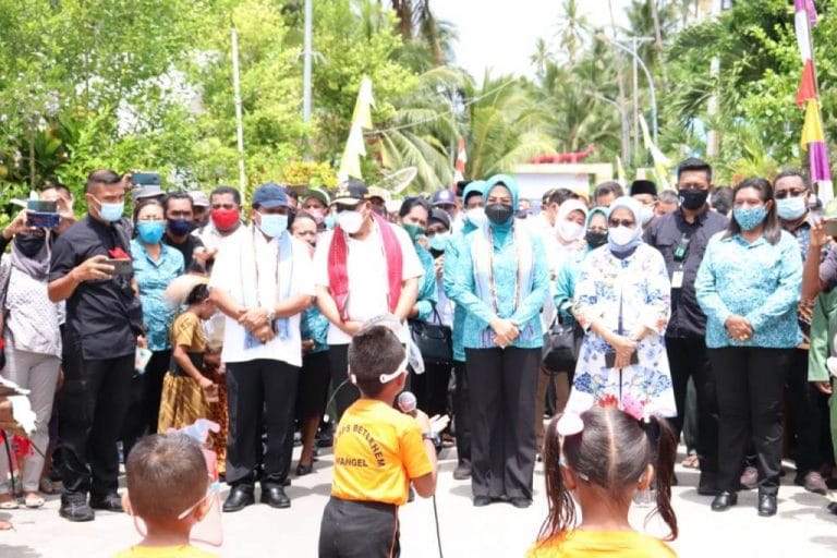Kunjungi Desa Wangel dan Durjela, Gubernur dan Ketua PKK Provinsi Maluku Disambut Warga
