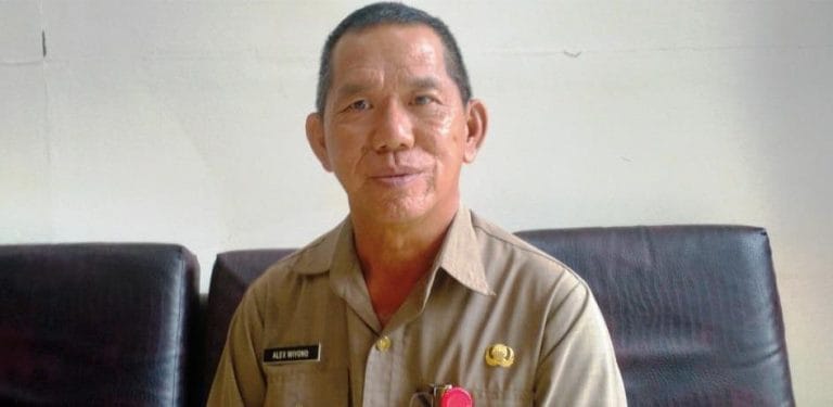 Kepala Dinas Pariwisata Kabupaten Maluku Tenggara Alex Wiyono diwawancarai reporter suaradamai.com usai kegiatan pembukaan pelatihan pemandu wisata selam di Hotel Syafira Langgur, Selasa (3/11/2020). Foto: Labes Remetwa