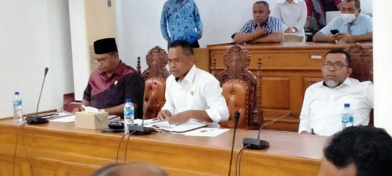 Ketua DPRD Maluku Tenggara Minduchri Kudubun selaku Ketua Badan Anggaran memimpin rapat perdana pembahasan APBD 2021 di ruang rapat Banggar, Selasa (10/11/2020). Foto: Labes Remetwa