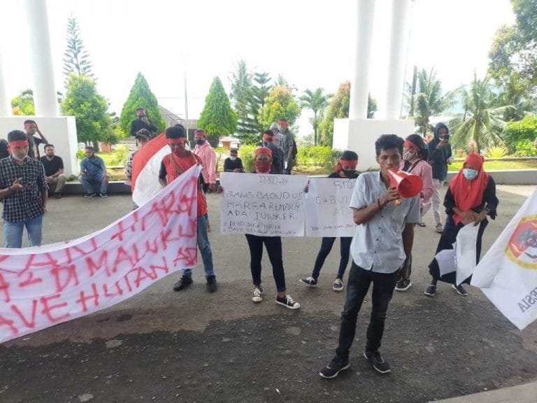 Harga Cengkeh Anjlok, Mahasiswa Ribut di DPRD