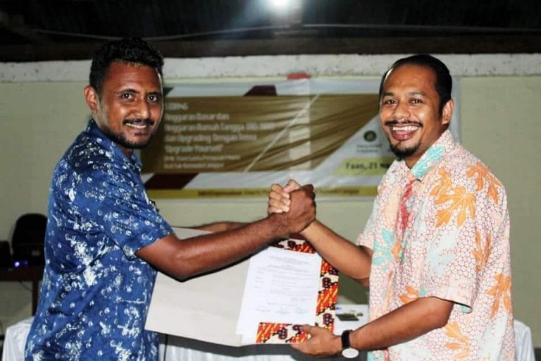 Ketua Presidium Sidang Anggaran Dasar dan Anggaran Rumah Tangga (AD/ART) Johanis Lazar Teniwut (kanan) menyerahkan hasil persidangan kepada Ketua OMK Langgur Iman Paul Renjaan (kiri), Sabtu (21/11/2020).