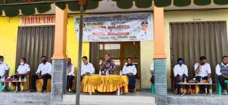 Wali Kota bersama Kadis Koperasi, Kadis Perindag, Kepala Bappeda dan pimpinan OPD lainnya bersilaturahmi dengan calon pedagang Pasar Baru Un/BTN dalam rangka persiapan beroperasinya pasar tersebut, Rabu (4/11/2020). Foto: Bagian Protokoler dan Komunikasi Pimpinan