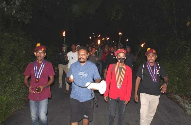 PMKRI Cabang Langgur bersama pemuda Ohoi Ohoiluk, Debut, dan Rumadian menggelar pawai obor dalam rangka memperingati Hari Pahlawan 10 November. Foto: Dok Facebook Petter Letsoin