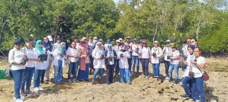 Jelang Hari Pohon Sedunia, DWP Polikant dan IKIAD Malra Tanam Ratusan Mangrove