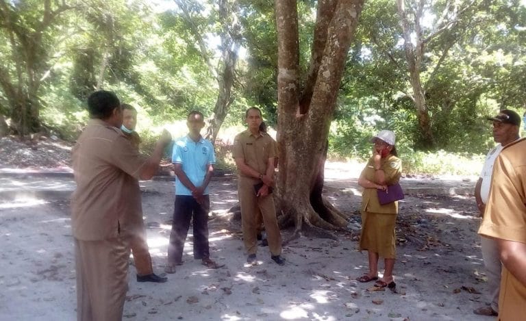 Wali Kota Tual Adam Rahayaan dan Wakil Wali Kota Tual Usman Tamnge bersama sejumlah pimpinan OPD meninjau pembangunan destinasi wisata Pantai Difur, Ohoi Labetawi Kecamatan Dullah Utara, Senin (2/11/2020). Foto: Fredy Jamrewav
