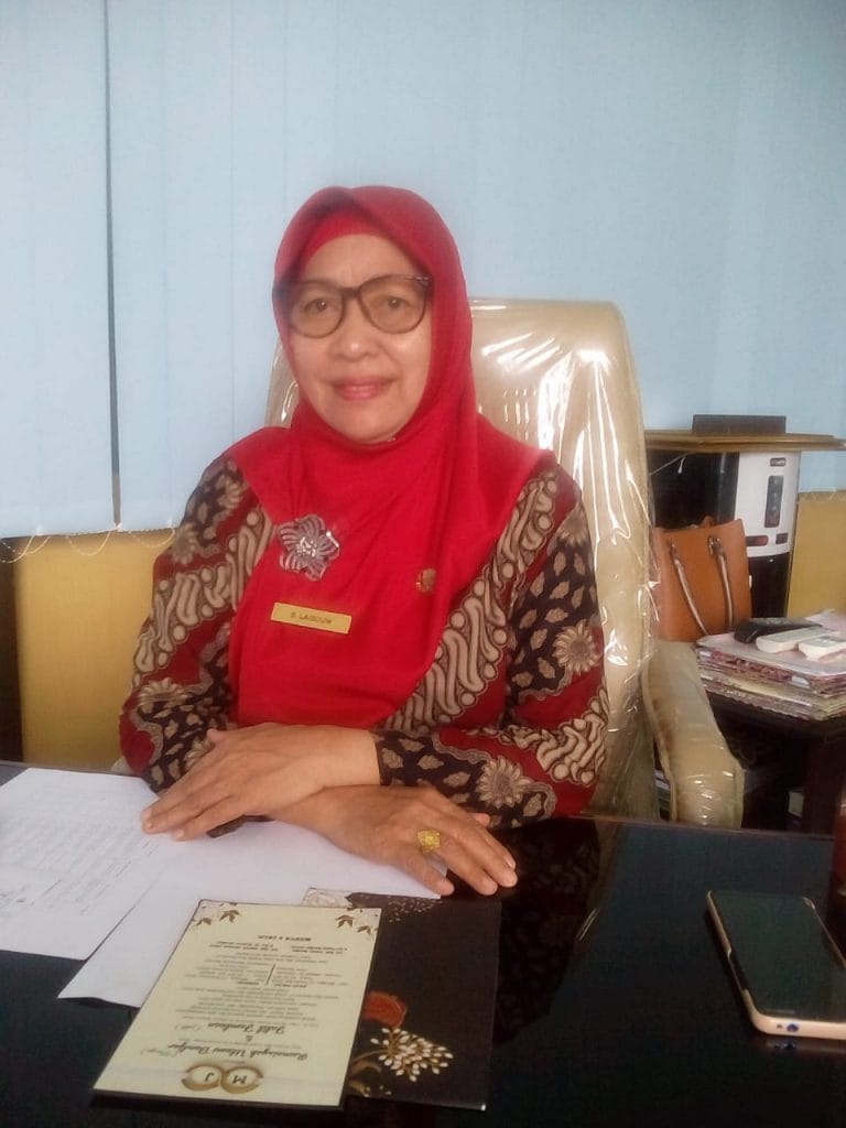 Kepala Dinas Perikanan Kota Tual, Salma Laislouw saat diruang kerjanya Kamis, (10/12/2020) Foto: Fredy Jamrevav