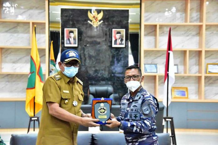 Bupati Maluku Tenggara Muhammad Thaher Hanubun menerima cinderamata dari Komandan KRI Bima Suci Letkol Laut (P) Waluyo di Kantor Bupati Malra, Selasa (15/12/2020). Foto: Bagian Humas dan Protokoler Malra