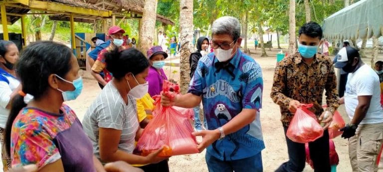 Berbagi Kasih Natal, Bupati Kunjungi Empat Ohoi di Dua Kecamatan Berbagi Kasih Natal, Bupati Kunjungi Empat Ohoi di Dua Kecamatan