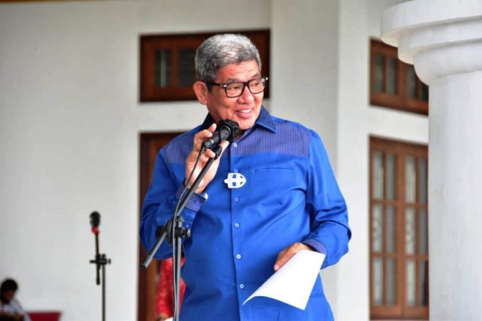 Bupati Maluku Tenggara Muhammad Thaher Hanubun menegaskan kepada jajaran pemerintah daerah agar tidak boleh anti kritik. Hal ini disampaikan pada acara pasar murah dan operasi pasar minyak tanah di Kantor Bupati Malra, Kamis (10/12/2020). Foto: Bagian Protokoler dan Komunikasi Pimpinan Malra