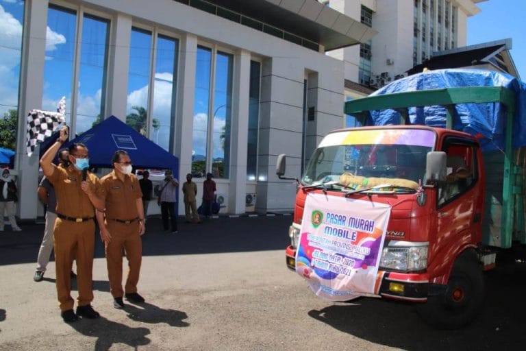 Pembukaan pasar murah dipusatkan di Kantor Gubernur Maluku, Senin (14/12/2020), dibuka oleh Sekretaris Daerah Maluku Kasrul Selang ditandai dengan pelepasan dua truk bermuatan paket bahan pokok.