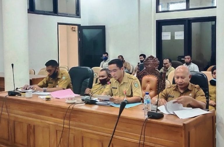 Kepala Dinas Perumahan, Kawasan Pemukiman dan Pertanahan (DPKPP) Kabupaten Maluku Tengara Afan Ifat bersama staf dalam rapat bersama Komisi III DPRD Malra, Selasa (24/11/2020). Foto: Tim IT Sekretariat DPRD Malra