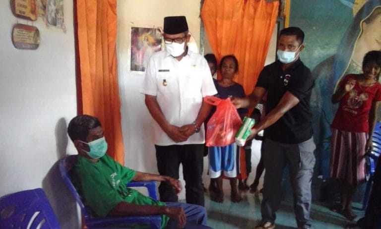 Bupati Malra Bersama OMK Stasi Letvuan Bagikan Sembako untuk Disabilitas