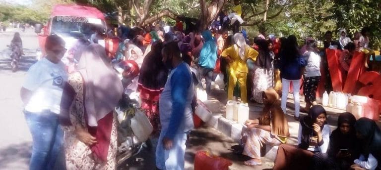 Warga Kota Tual antri minyak tanah di depan Jembatan Fair atau di Taman Vat Wahan Kabupaten Maluku Tenggara, Sabtu (5/12/2020). Foto: Fredy Jamrewav