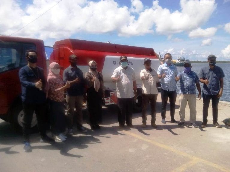Pemerintah Kota Tual melanjutkan operasi minyak tanah ke Kecamatan Tayando Tam. Tadi pagi, Minggu (13/12/2020), Wali Kota Tual Adam Rahayaan membuka kegiatan operasi tersebut di Pelabuhan Fery. Foto: Fredy Jamrewav