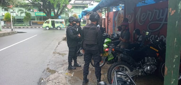 Brimob Maluku Berikan Himbauan Protokol Kesehatan kepada Masyarakat Ambon