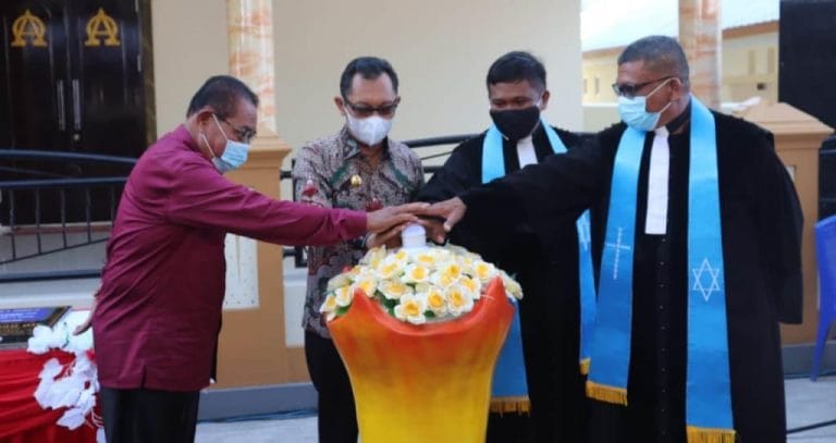 Wagub Resmikan Gedung Gereja Air Kehidupan Di Dusun Waimahu-Latuhalat