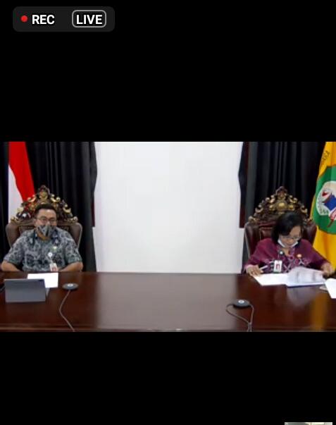 Webinar diselenggarakan melalui zoom meeting, Kamis (3/12/2020), bagian kiri Kepala Dinas Kominfo Malra Antonius W. Raharusun, dan sebelah kanan Kepala Dinas Kesehatan Maluku Tenggara Katrijne Notanubun. Foto: Fredy Jamrevav.