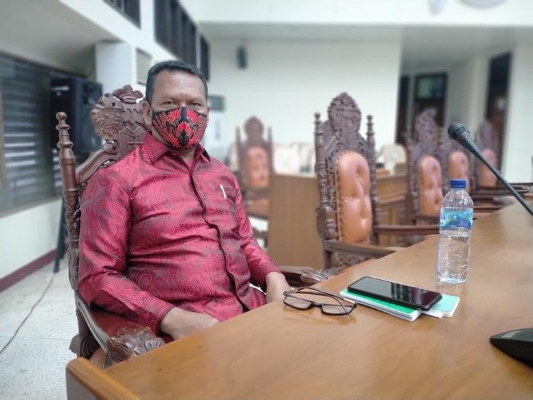 Ketua Fraksi Gotong Royong DPRD Kabupaten Maluku Tenggara Stephanus Layanan menegaskan, pihaknya akan menolak rancangan peraturan daerah (Ranperda) dari OPD pengusul, jika Kepala OPDnya tidak menghadiri rapat paripurna. Hal ini disampaikan dalam rapat paripurna, Senin (11/1/2021). Foto: Labes Remetwa