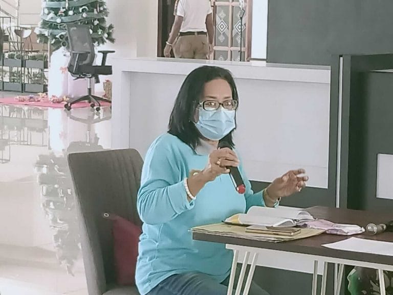 Kepala Dinas Kesehatan Kabupaten Maluku Tenggara dr. Katrijne Notanubun saat sedang memberikan keterangan kepada awak media terkait pelaksanaan vaksinasi pada Konferensi Pers yang dilaksanakan di Kantor Bupati Jumat (8/1/2021) Foto. Riko Rahawarin