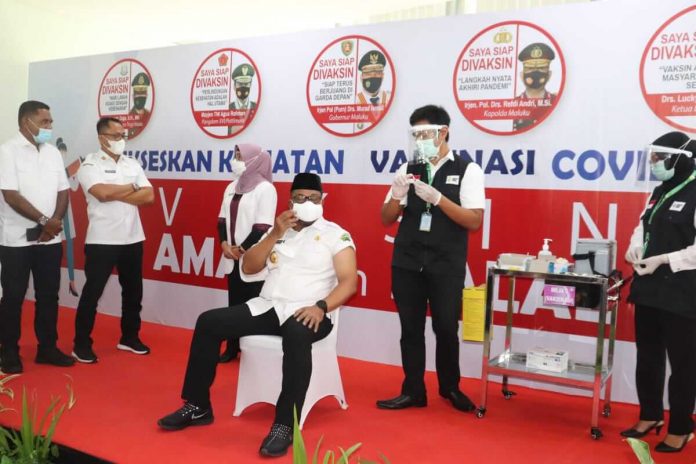 Gubernur Maluku, Murad Ismail saat mengikuti vaksinasi perdana. Di Rumah Sakit Umum Pusat (RSUP) dr. Leimena Ambon, Jumat (15/1/2021).
