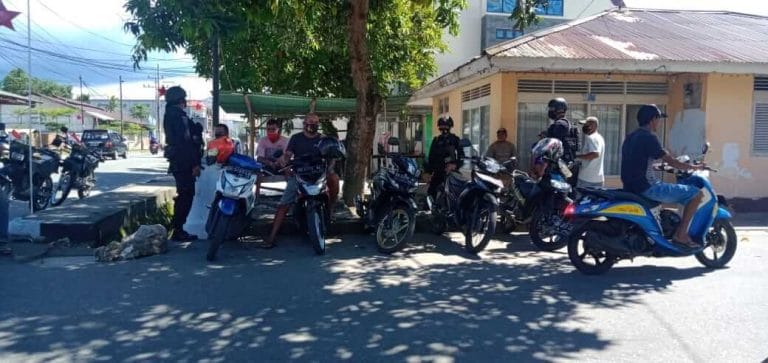 Brimob Maluku laksanakan Patroli Harkamtibmas sembari Edukasi Adaptasi Kebiasaan Baru