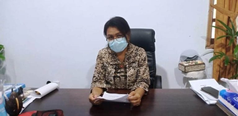 Kepala Dinas Pariwisata Kota Tual Enggelina Heatubun mengatakan pihaknya fokus membangun Sumber Daya Manusia (SDM) pada tahun 2021. Hal ini disampaikan di ruang kerjanya, Kamis (7/1/2021). Foto: Ludweina Maturbongs