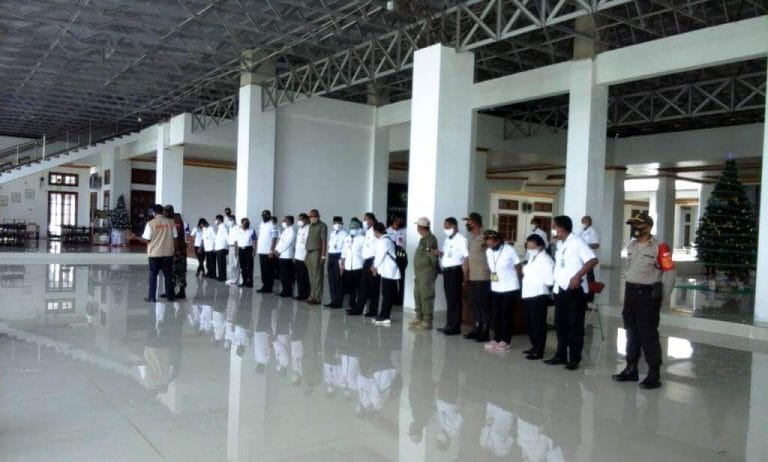 Persiapan Operasi Yustisi, Pemkab Malra dan Satgas Covid-19 Gelar Apel Bersama Persiapan Operasi Yustisi, Pemkab Malra dan Satgas Covid-19 Gelar Apel Bersama