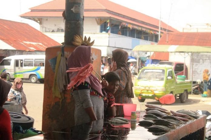 papalele-pedagang-ikan-pasar-langgur-110121-orion-suaradamai (1) Pasokan ikan di Pasar Langgur Kabupaten Maluku Tenggara berkurang. Tampak para pedagang ikan sementara berjualan, Senin (11/1/2021). Foto: Orion