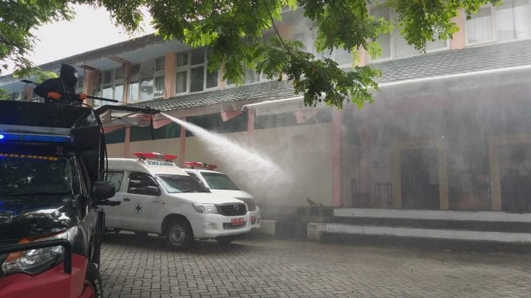Brimob Maluku Semprot Disinfektan di Sejumlah Rumah Sakit Brimob Maluku Semprot Disinfektan di Sejumlah Rumah Sakit