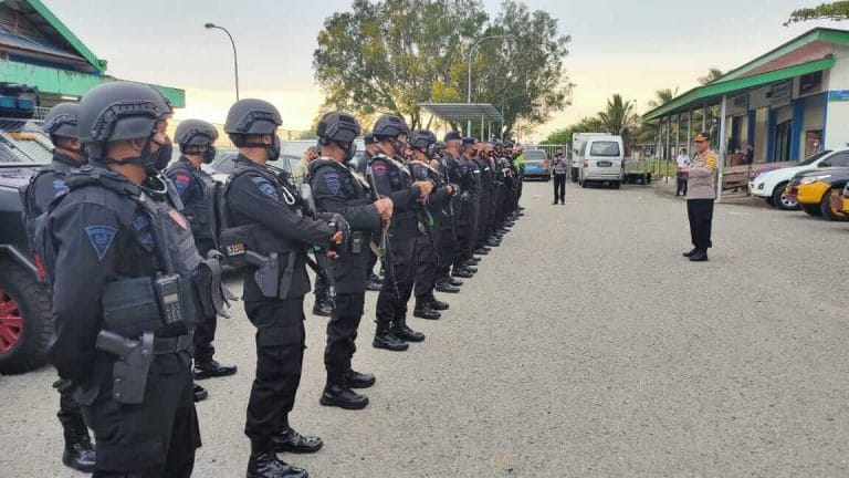 Polda Maluku Amankan Vaksin Covid-19 yang tiba di Bandara Pattimura Polda Maluku Amankan Vaksin Covid-19 yang tiba di Bandara Pattimura