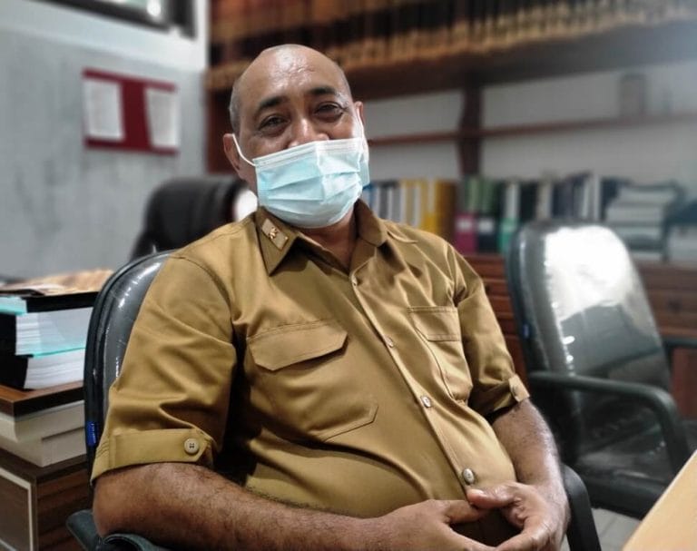 Sekretaris DPRD Kabupaten Maluku Tenggara Roy Rahayaan menilai, pelayanan RSUD Karel Sadsuitubun Langgur “sangat istimewa.” Katanya di ruang kerjanya, Senin (4/1/2021). Foto: Labes Remetwa